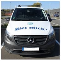 Weißer 9-Sitzer Mietbus von vorn